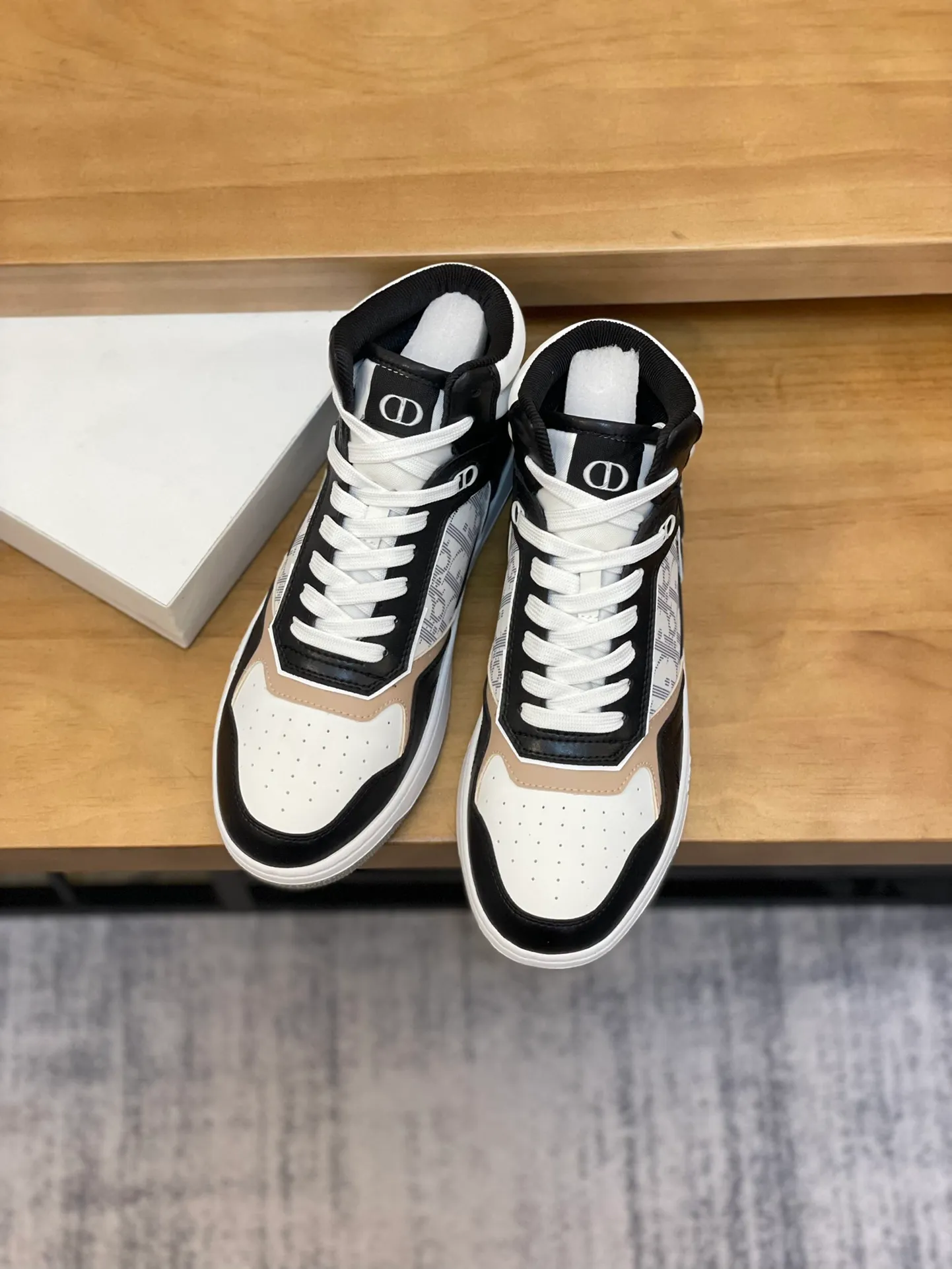 Men's shoes: 💰P460¥ Product trademark: Dior* "Dior*" high-top casual shoes Regular size: 38-44 (can be customized to 45.46) Product materials: Upper imported cowhide stitched with original fabric, breathable lining, original outsole. Number: 1006